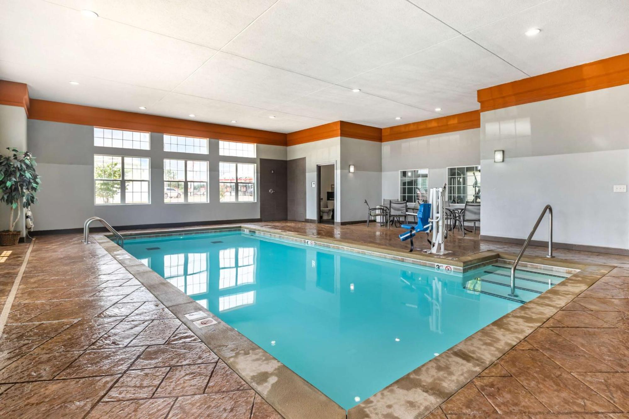 Best Western Plus Coweta'S 1St Hotel Bagian luar foto